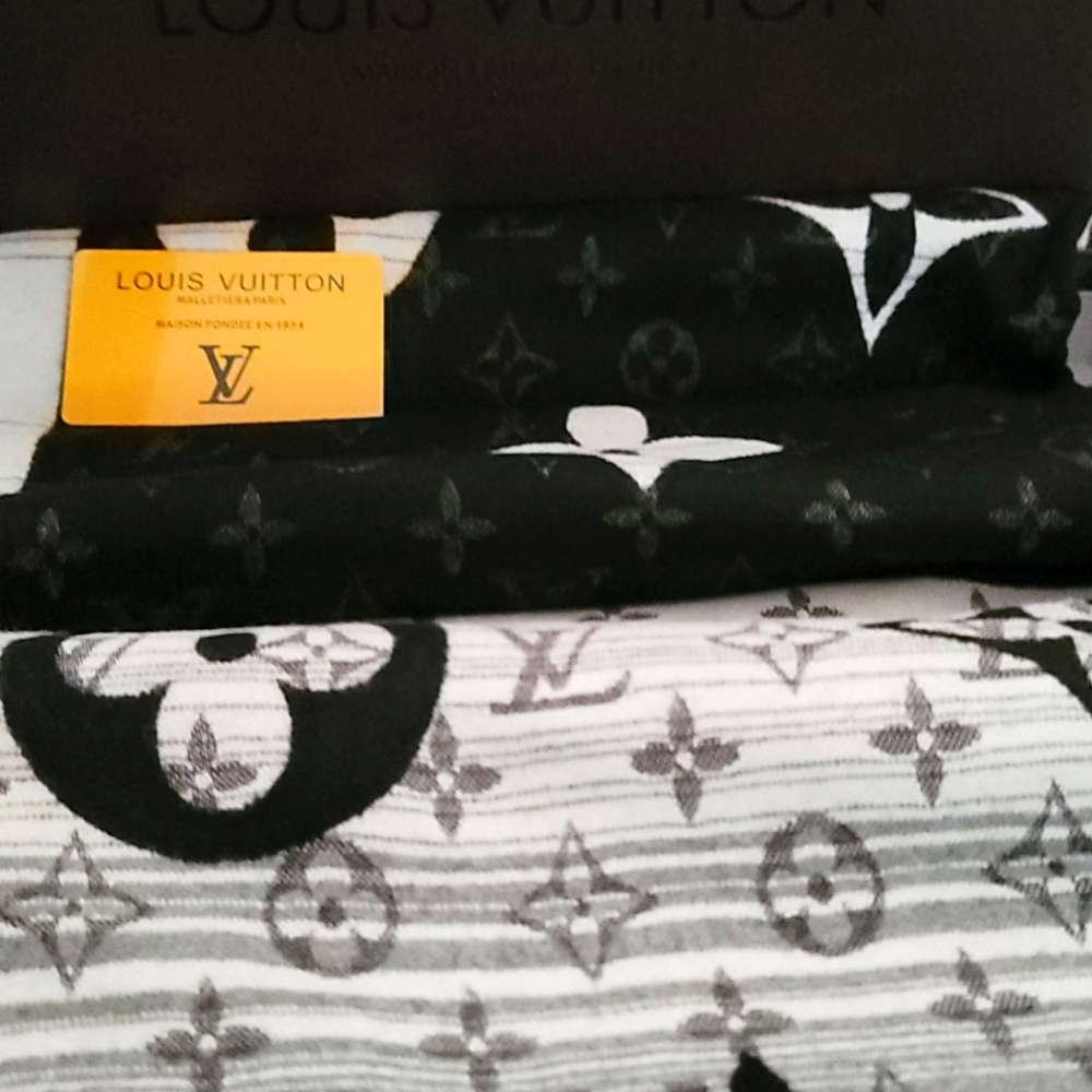 Louis Vuitton Silk large  Shawl